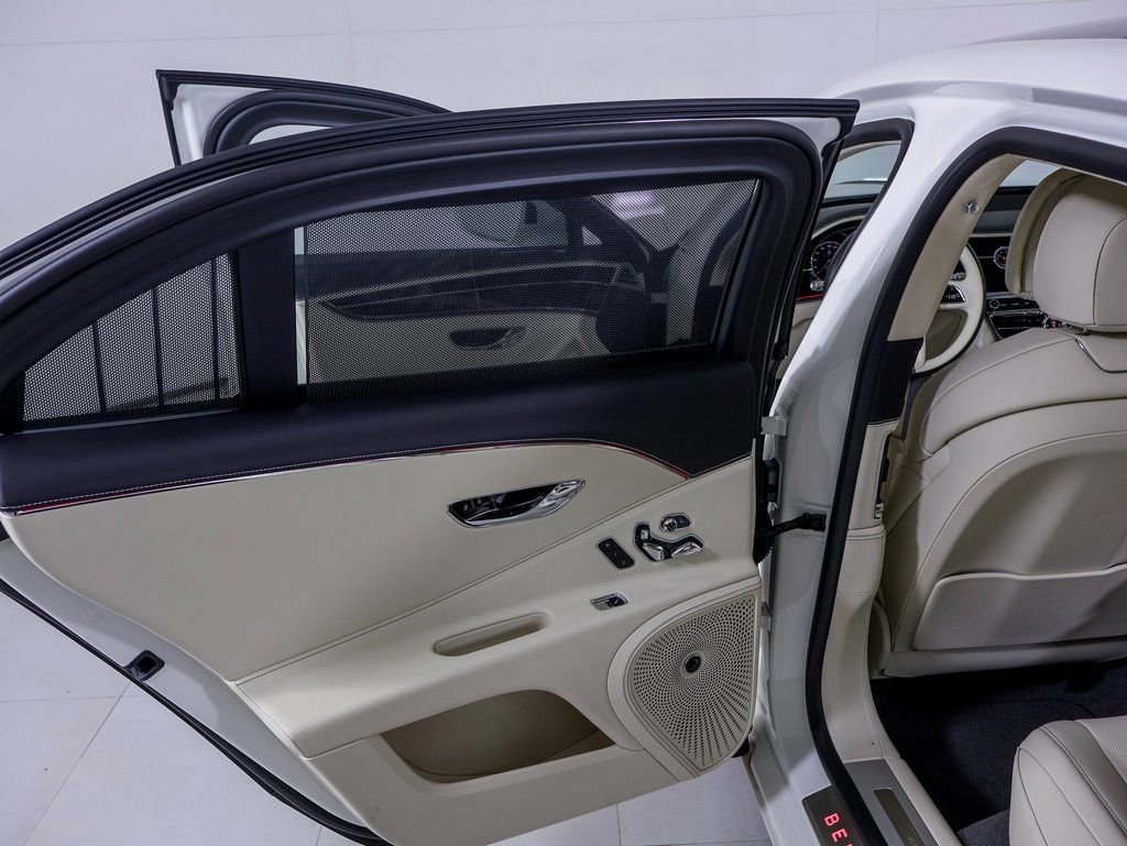 Used 2024 Bentley Flying Spur V8 image 17