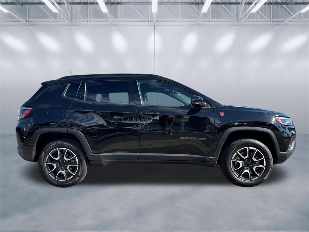 Used 2024 Jeep Compass Trailhawk image 7