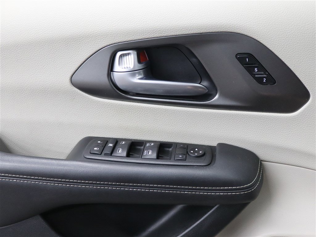 Used 2024 Chrysler Pacifica Touring-L FWD image 35