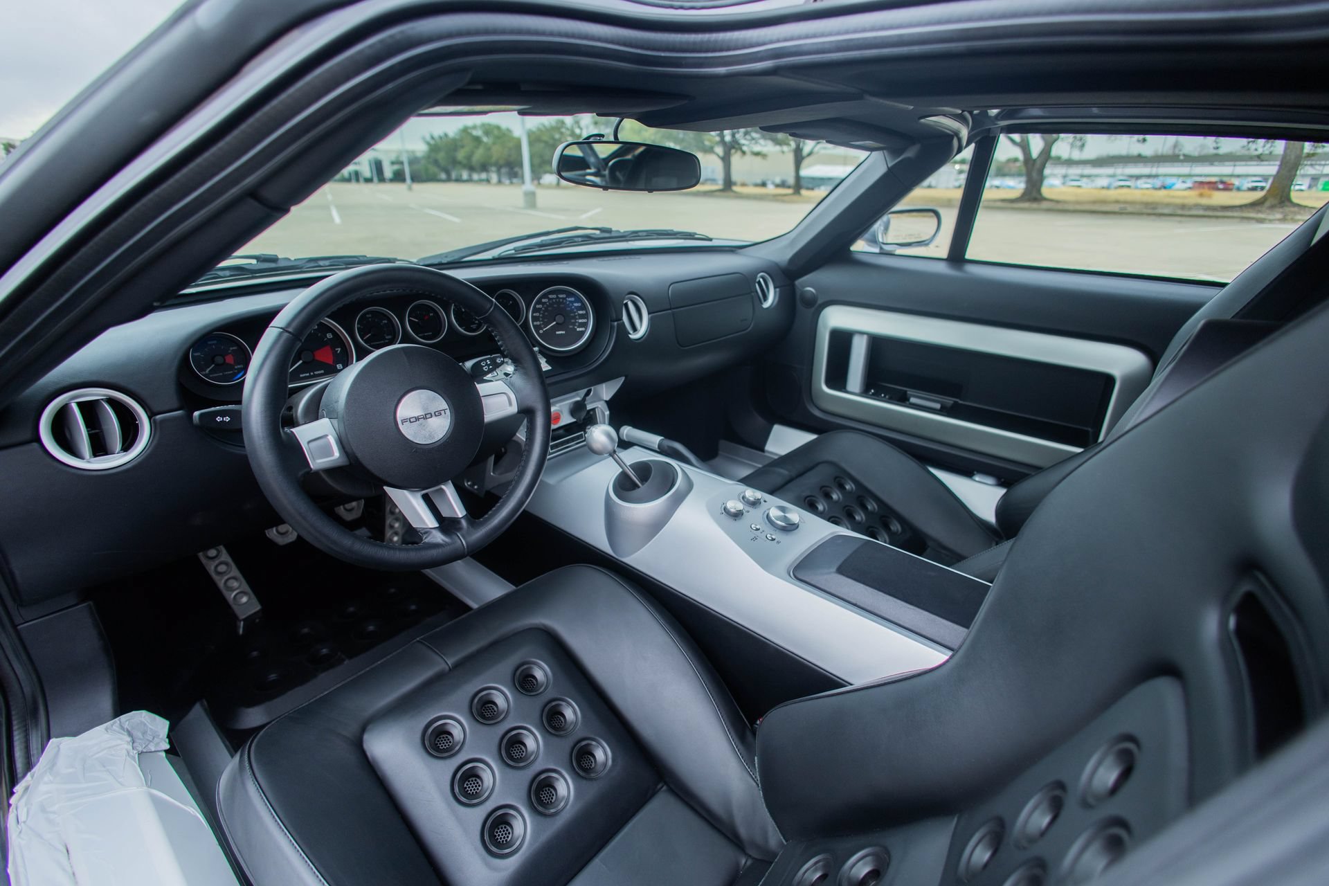 Used 2006 Ford GT RWD image 2