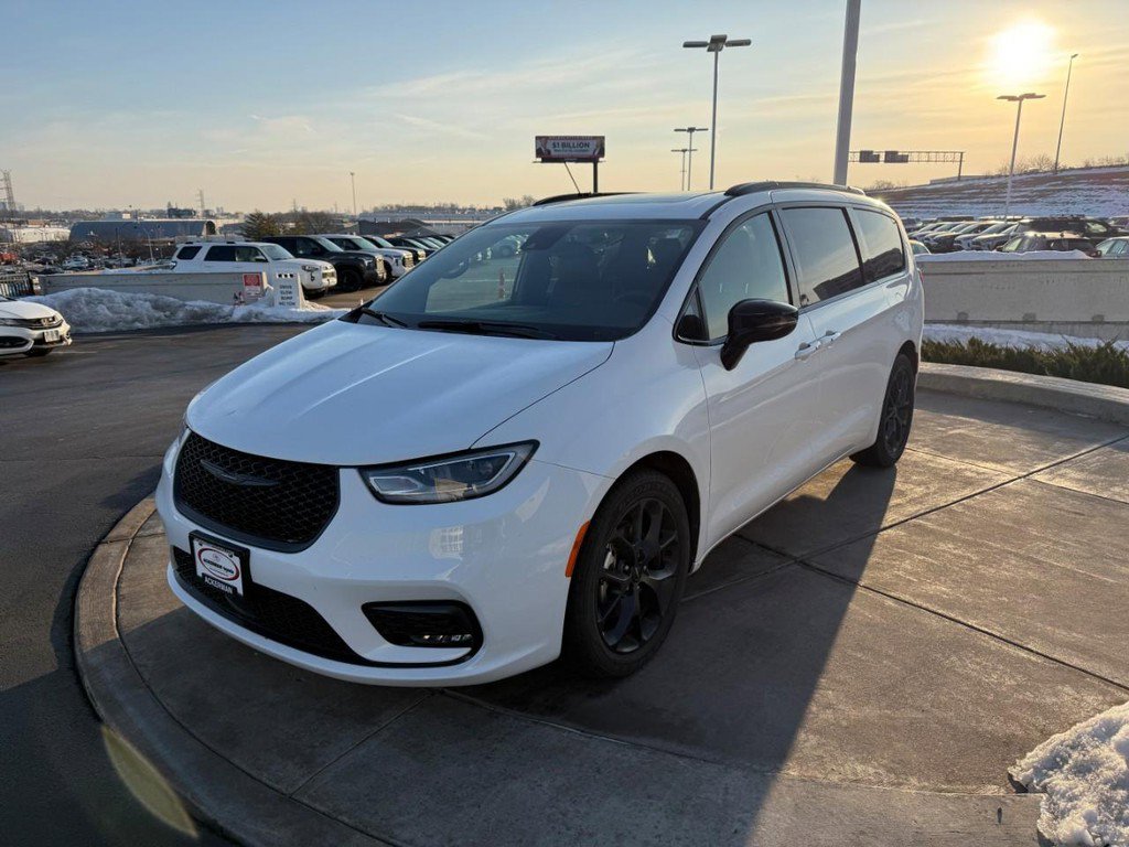 Used 2025 Chrysler Pacifica Limited image 10