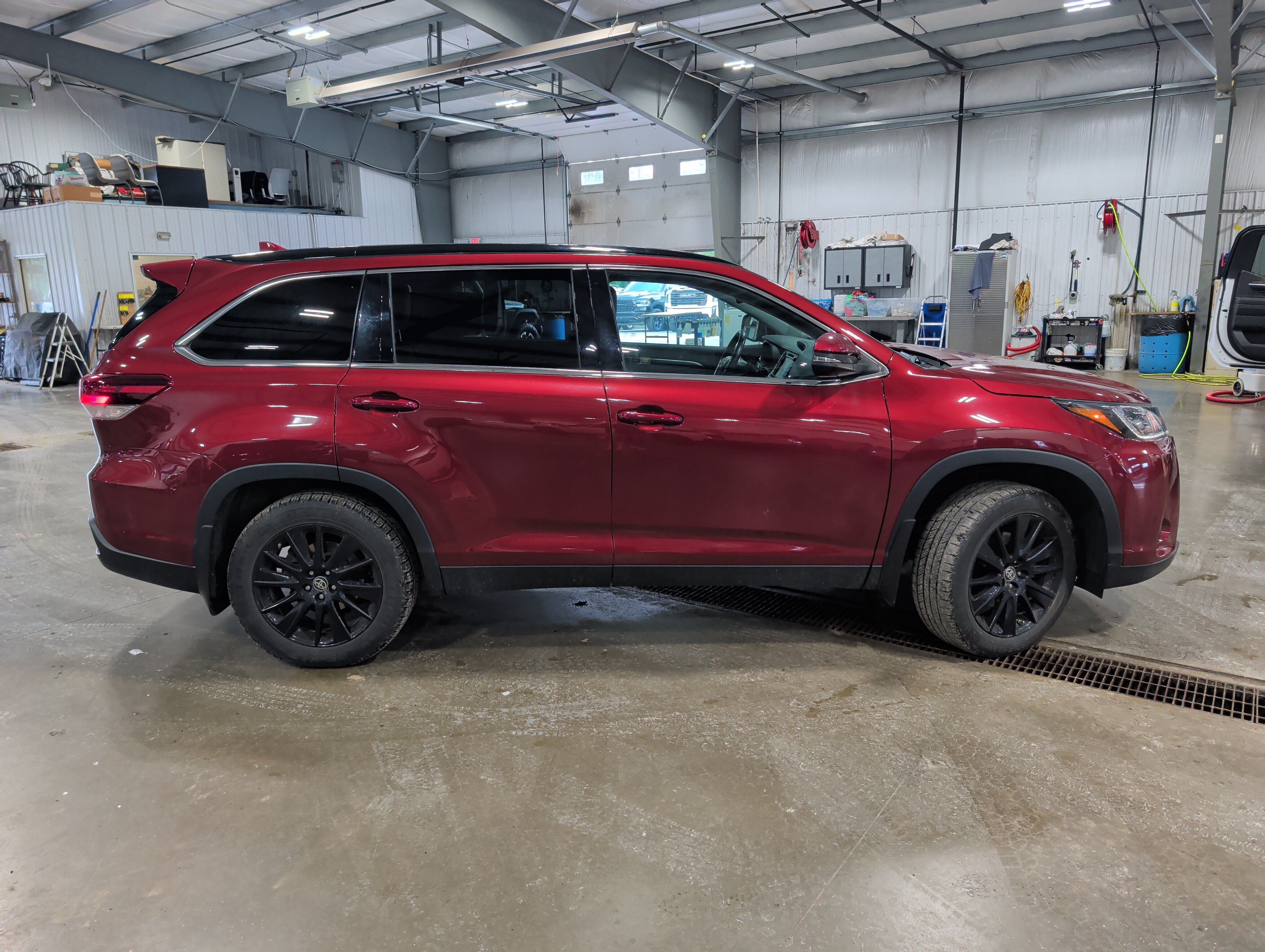 Used 2019 Toyota Highlander SE AWD/4WD image 2