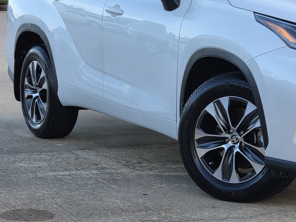 Used 2026 Toyota Highlander XLE AWD/4WD image 12