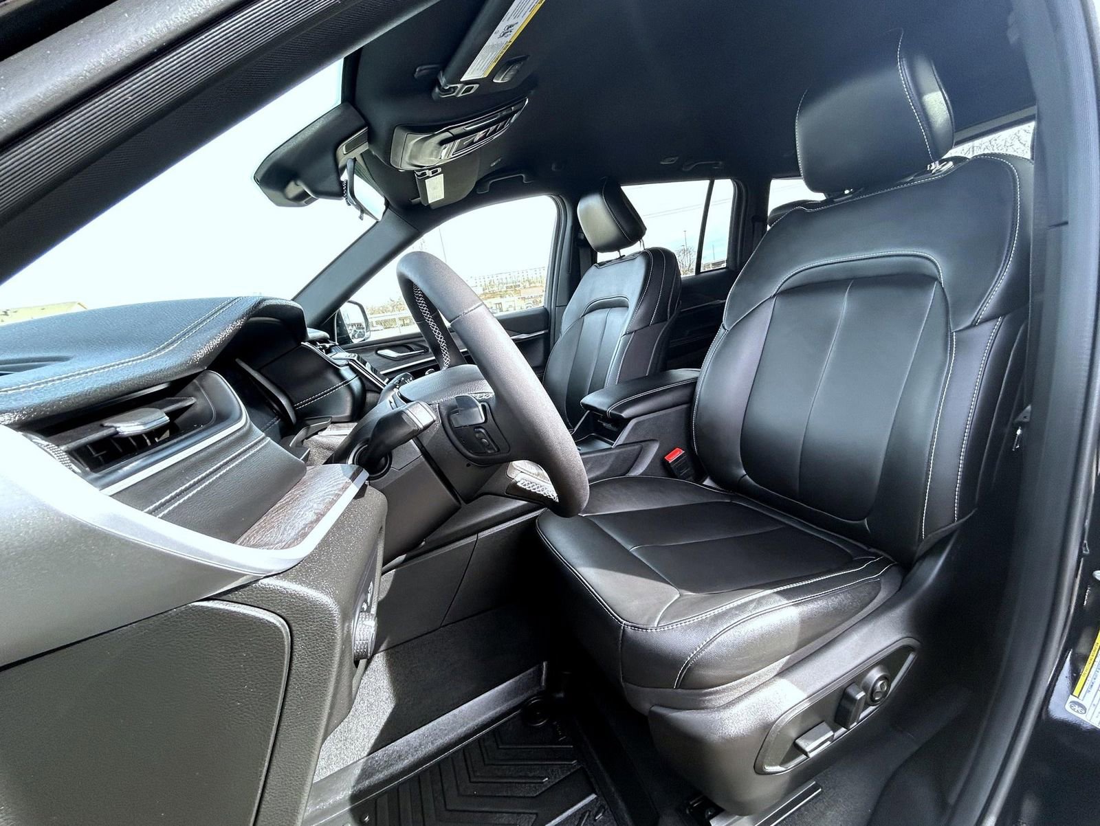 Used 2025 Jeep Grand Cherokee Limited image 10