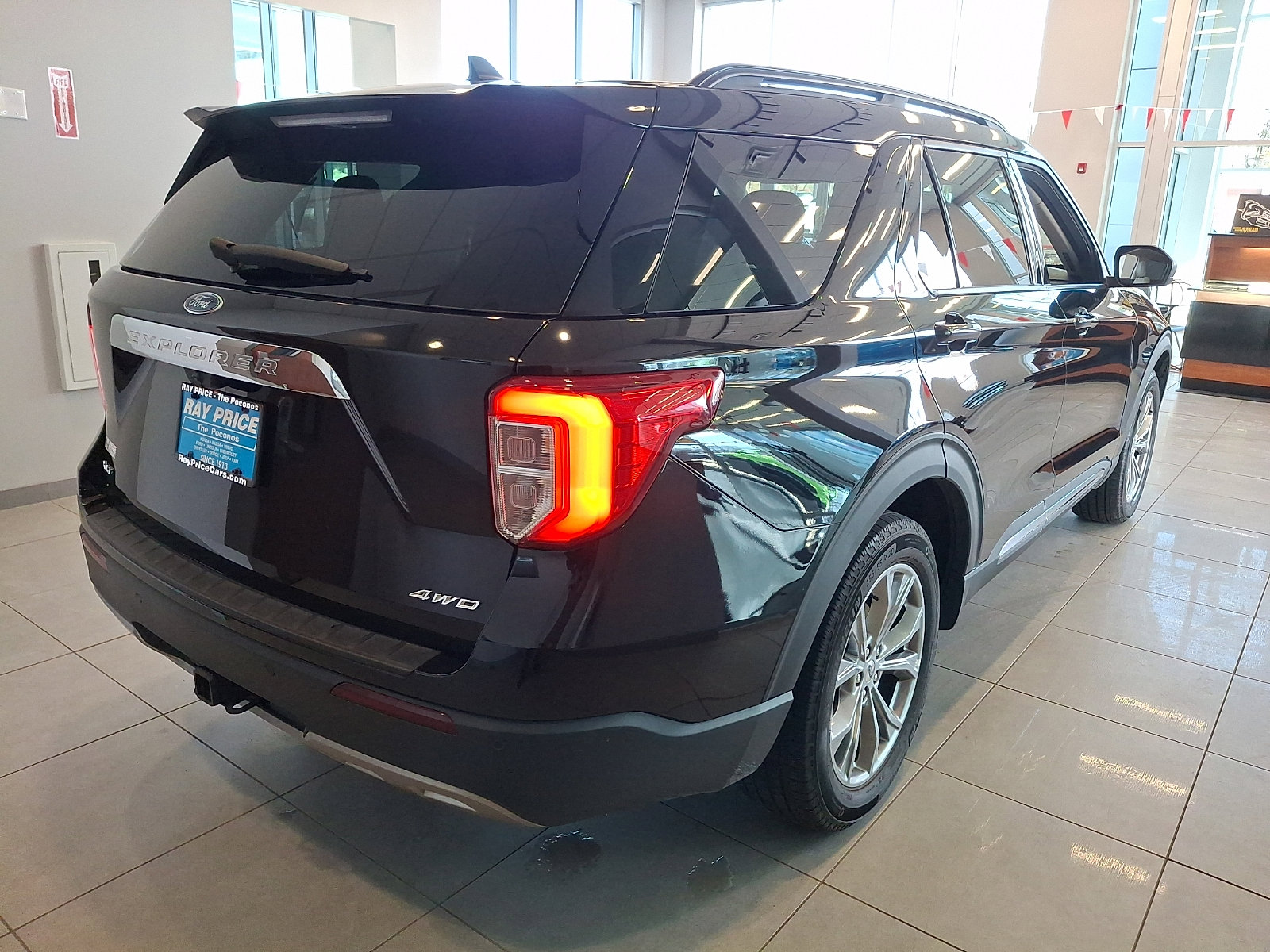 Certified 2022 Ford Explorer XLT w/ Equipment Group 202A AWD/4WD image 6