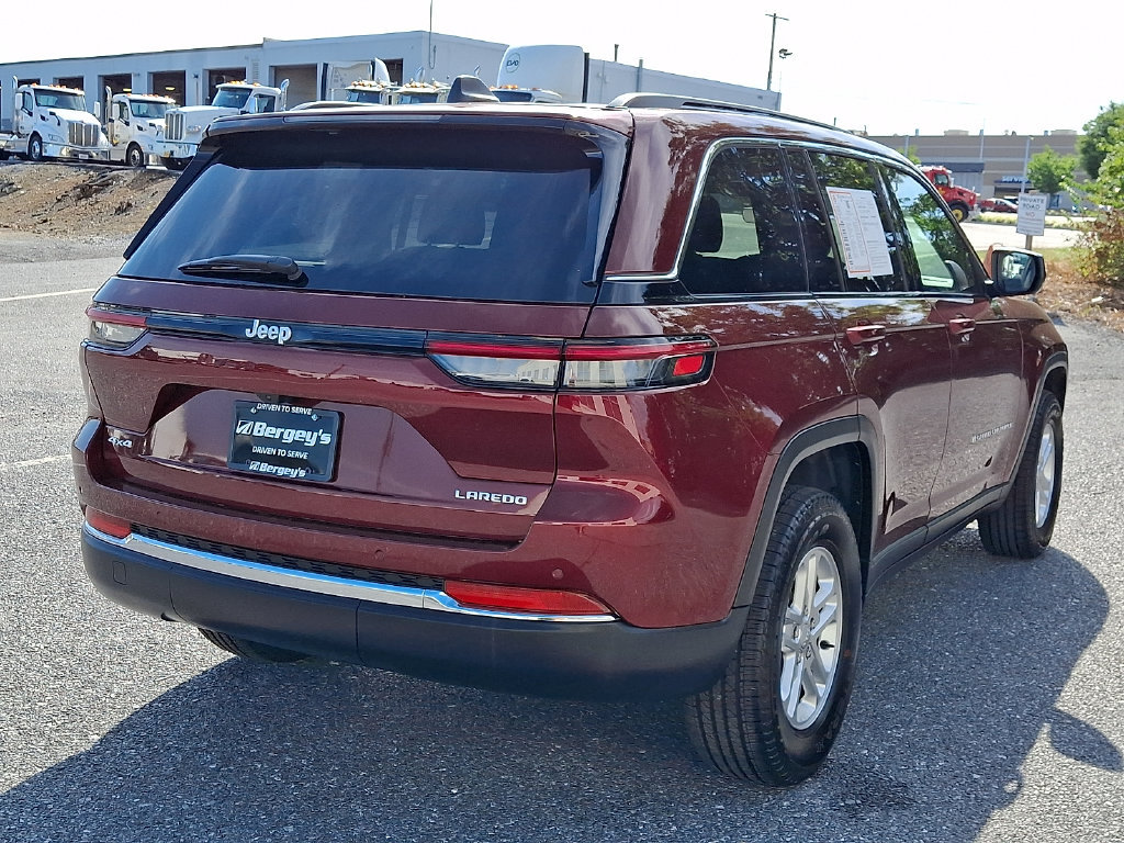 Certified 2025 Jeep Grand Cherokee Laredo w/ Luxury Tech Group I AWD/4WD image 4