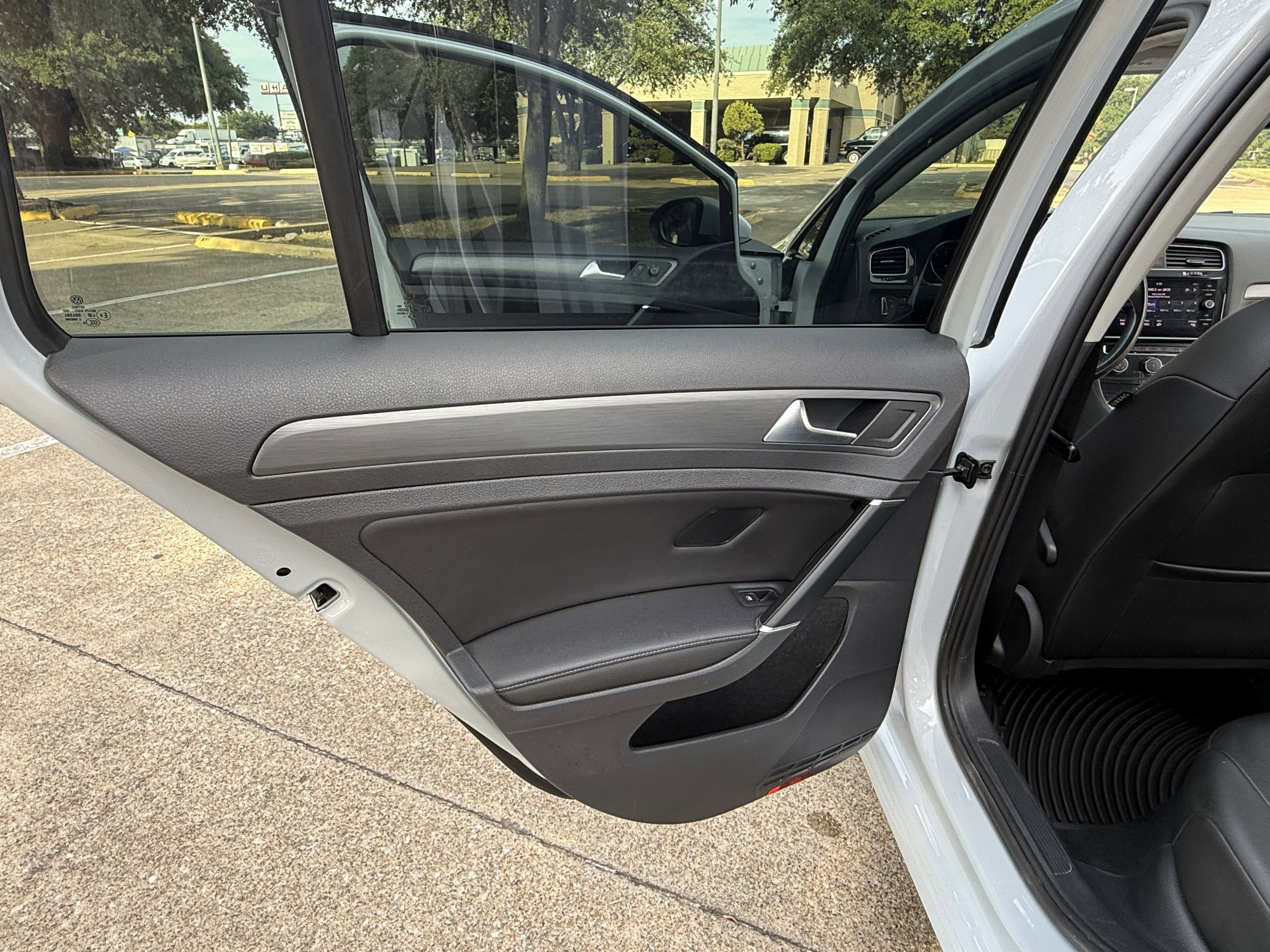 Used 2019 Volkswagen Golf SE image 20