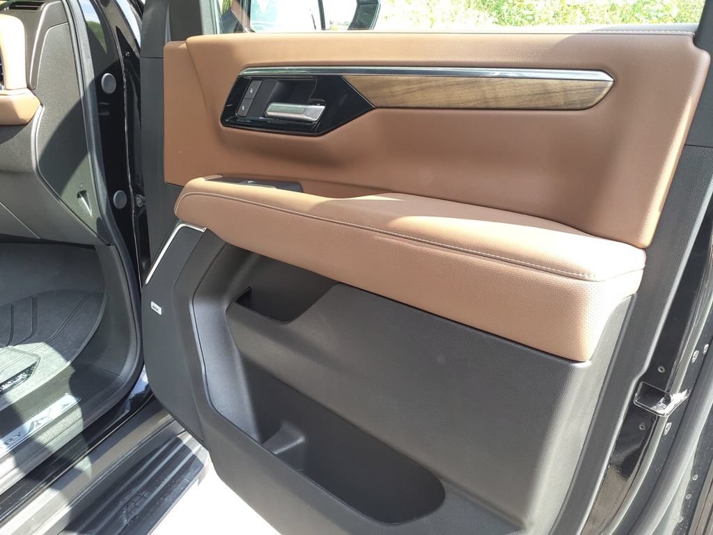 Used 2025 Chevrolet Tahoe High Country AWD/4WD image 13