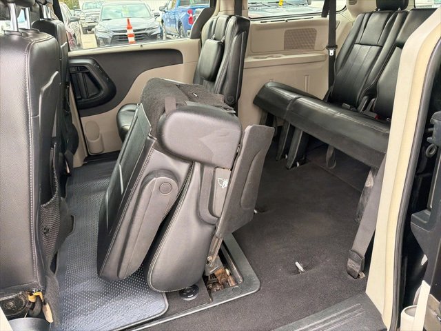 Used 2012 Chrysler Town & Country Touring-L w/ Driver Convenience Group image 20