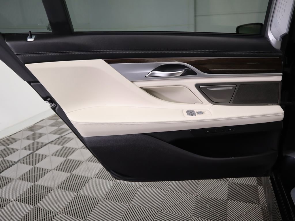 Certified 2022 BMW 750i xDrive w/ Luxury Rear Seating Package image 27
