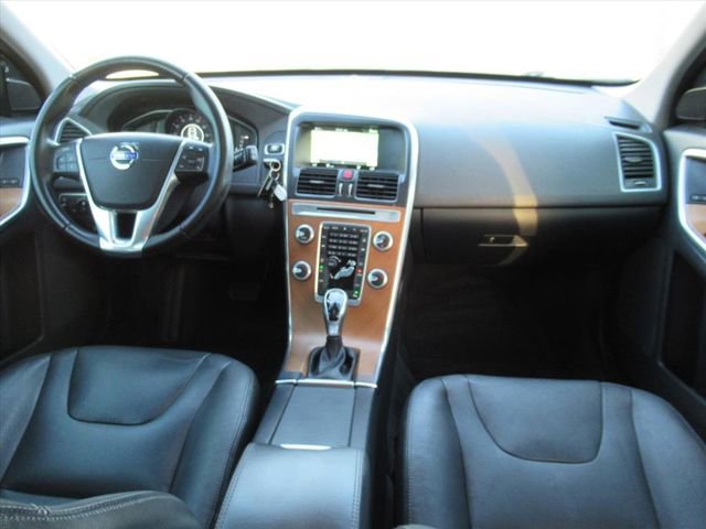 Used 2017 Volvo XC60 T5 Inscription image 11