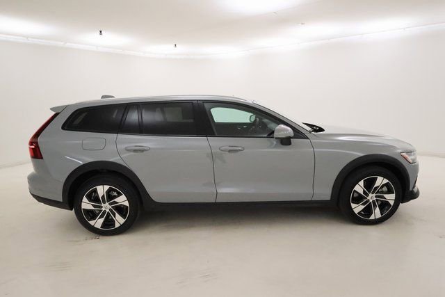 Used 2024 Volvo V60 B5 Cross Country Plus image 2