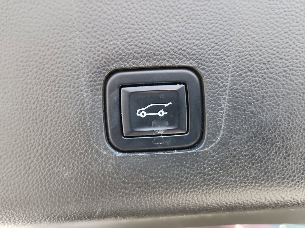 Used 2022 Chevrolet Traverse RS w/ LPO, Cargo Package FWD image 25