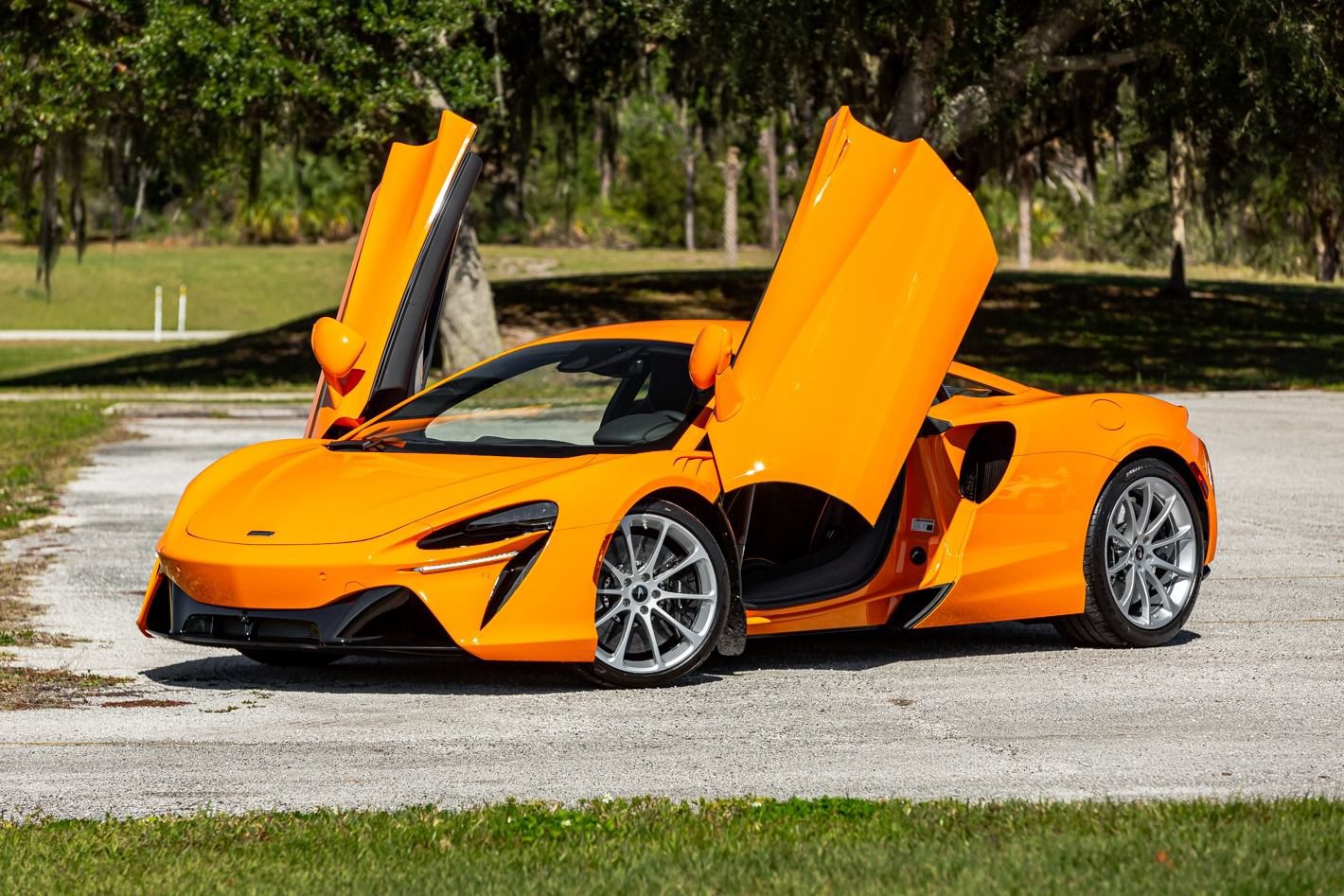 Used 2024 McLaren Artura RWD image 3
