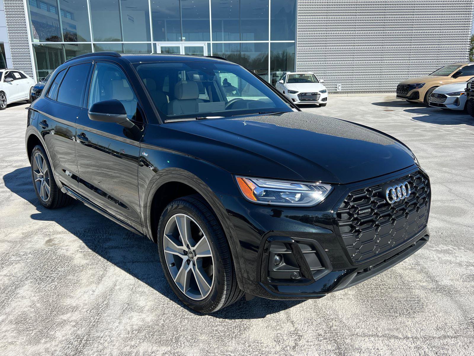 Used 2025 Audi Q5 2.0T Premium w/ Convenience Plus Package image 3