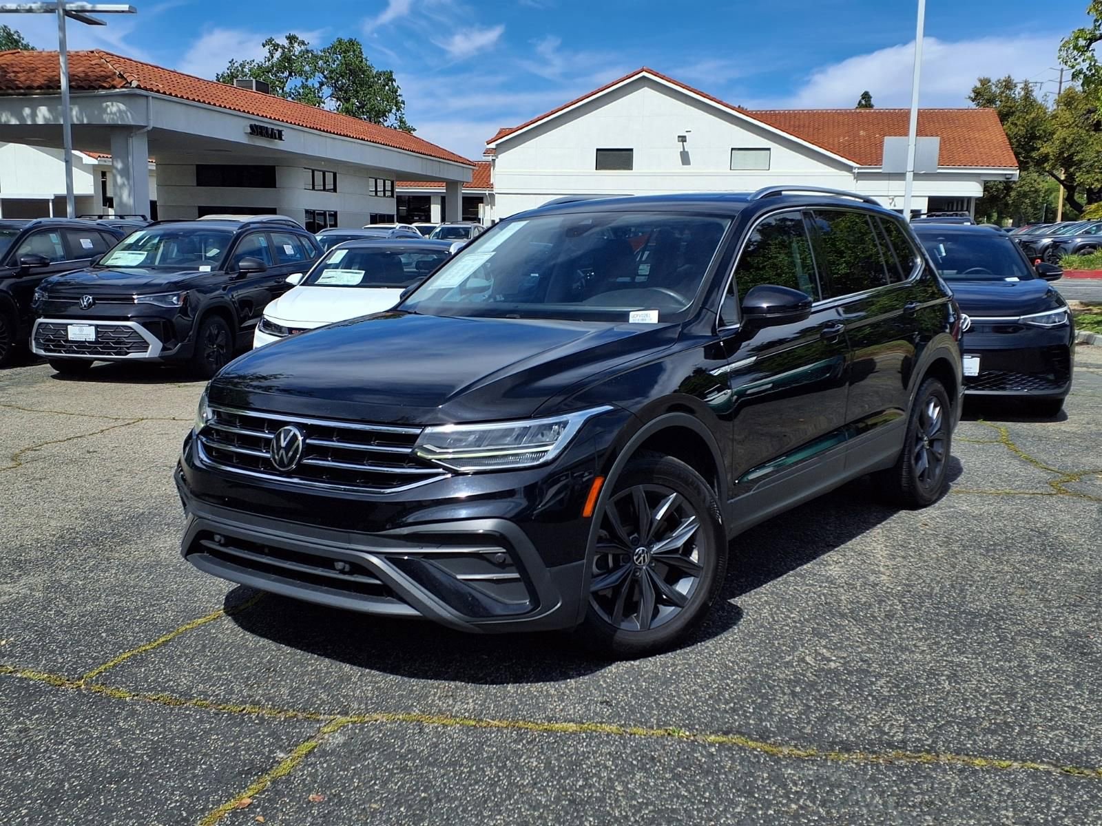 Used 2023 Volkswagen Tiguan SE w/ Panoramic Sunroof Package FWD image 26