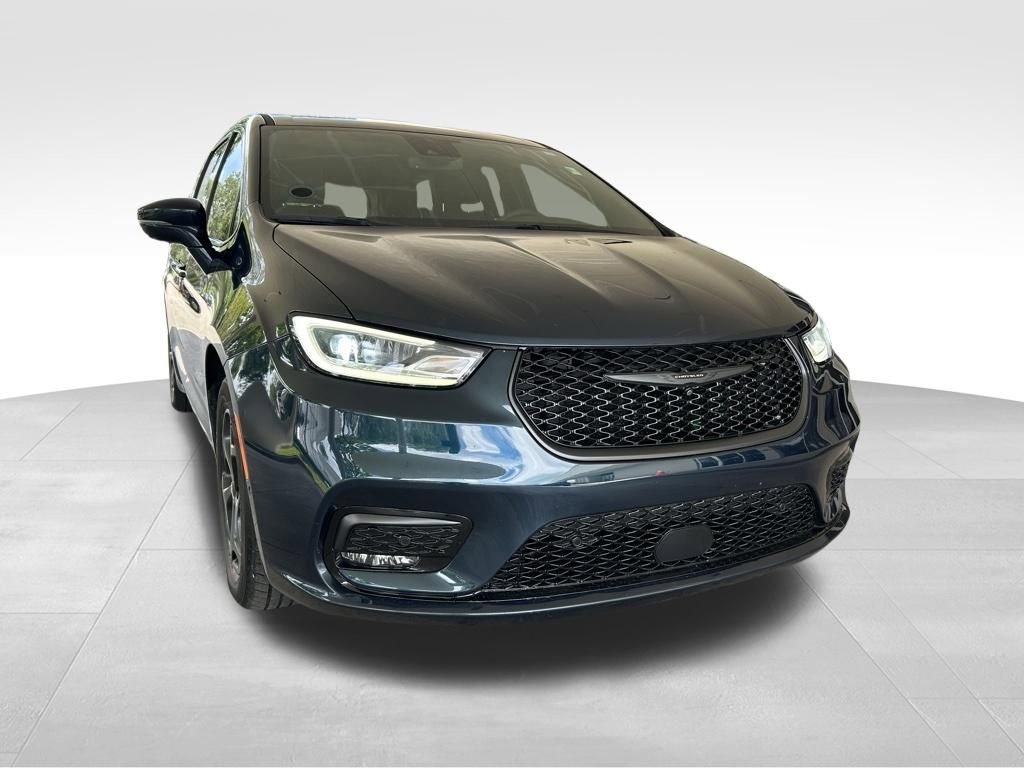 Used 2022 Chrysler Pacifica Limited w/ Uconnect Theater Family Group FWD image 2