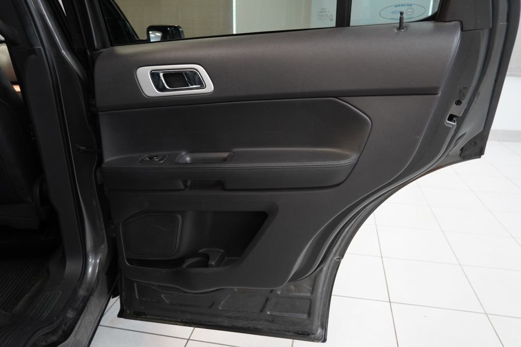 Used 2015 Ford Explorer XLT w/ Equipment Group 202A FWD image 30