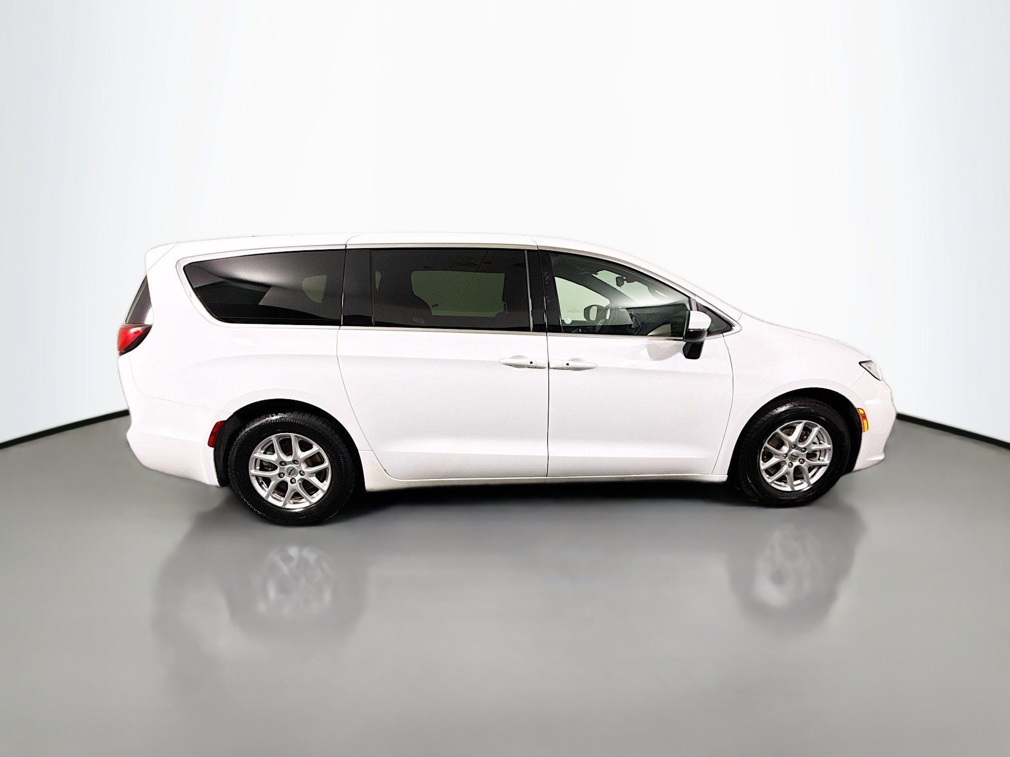 Used 2023 Chrysler Pacifica Touring FWD image 11