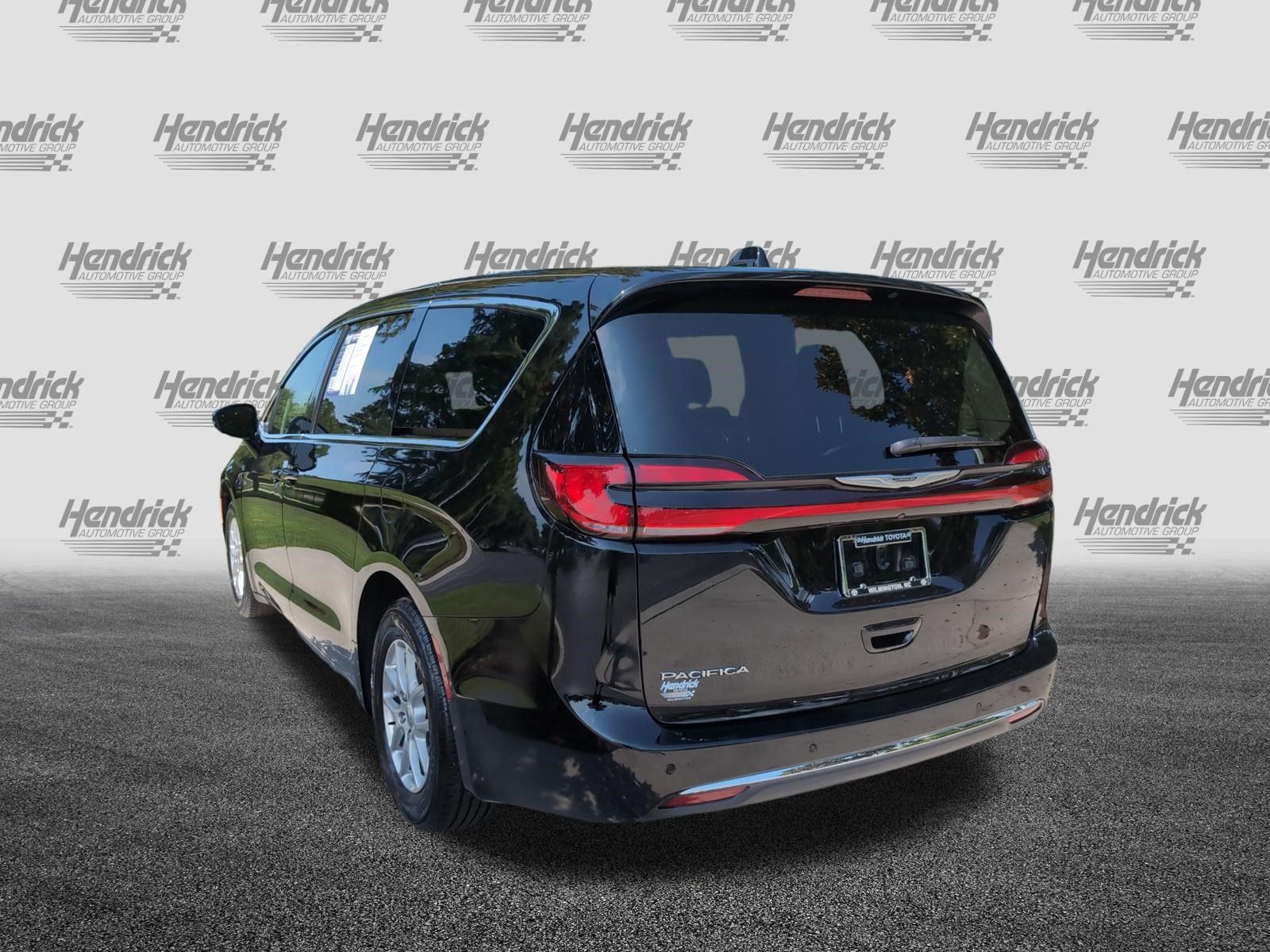 Used 2024 Chrysler Pacifica Touring-L FWD image 8