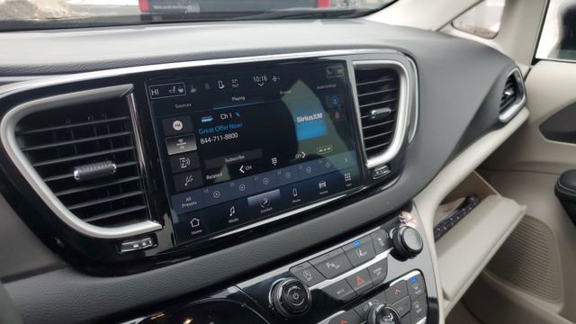 Certified 2024 Chrysler Pacifica Touring-L image 13