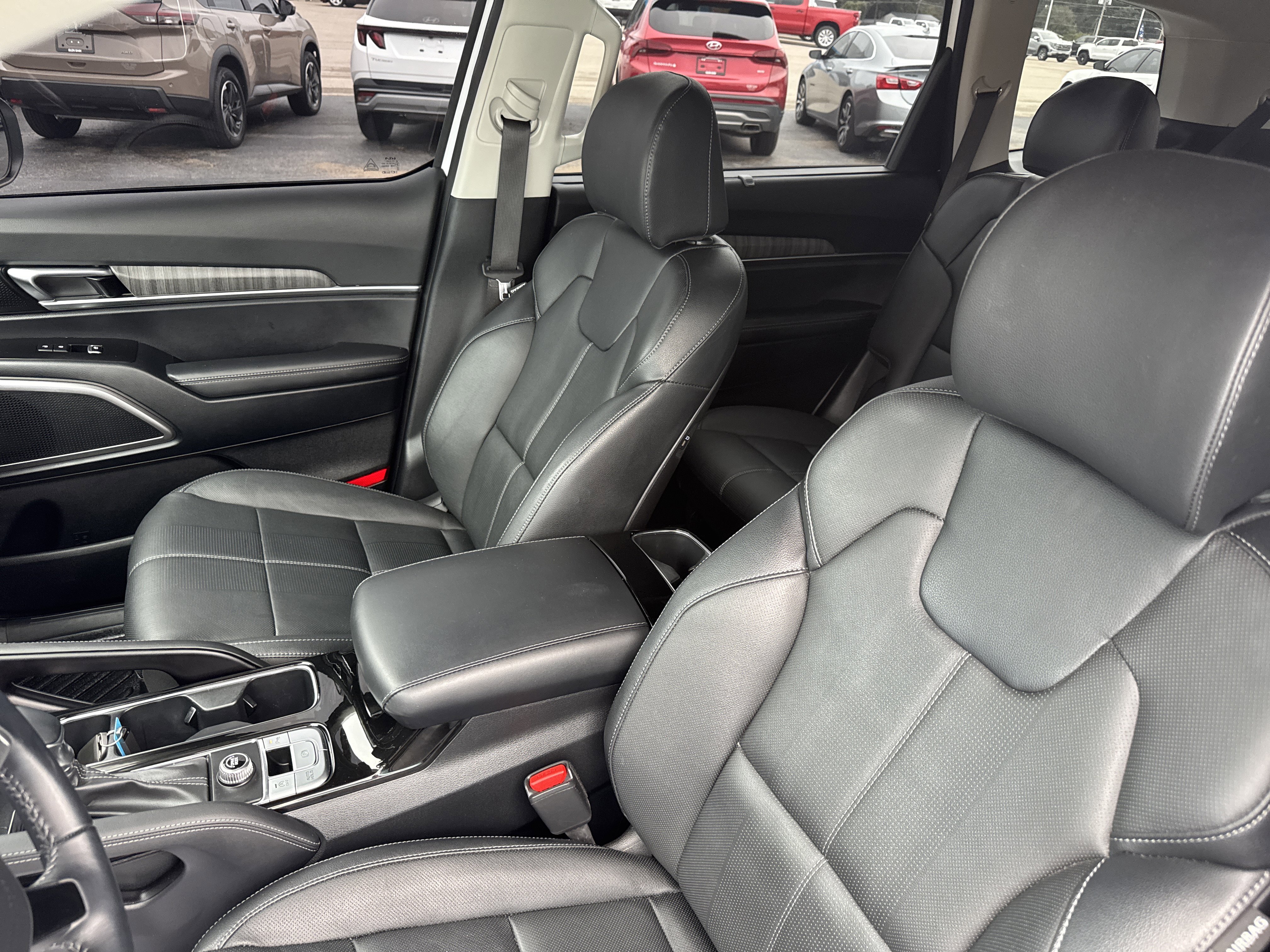 Used 2024 Kia Telluride EX w/ EX Captain's Chair Package image 11