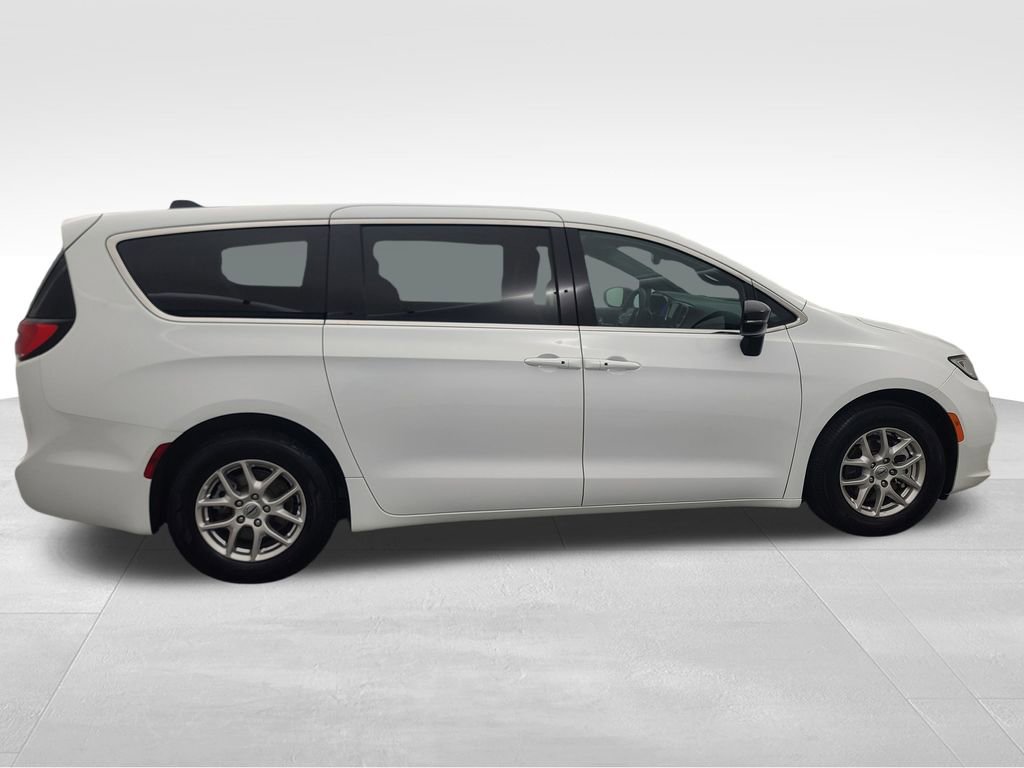 Used 2025 Chrysler Pacifica Select image 2