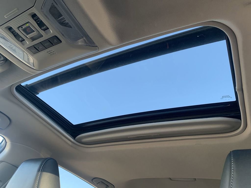 Used 2022 Toyota RAV4 XLE Premium image 16