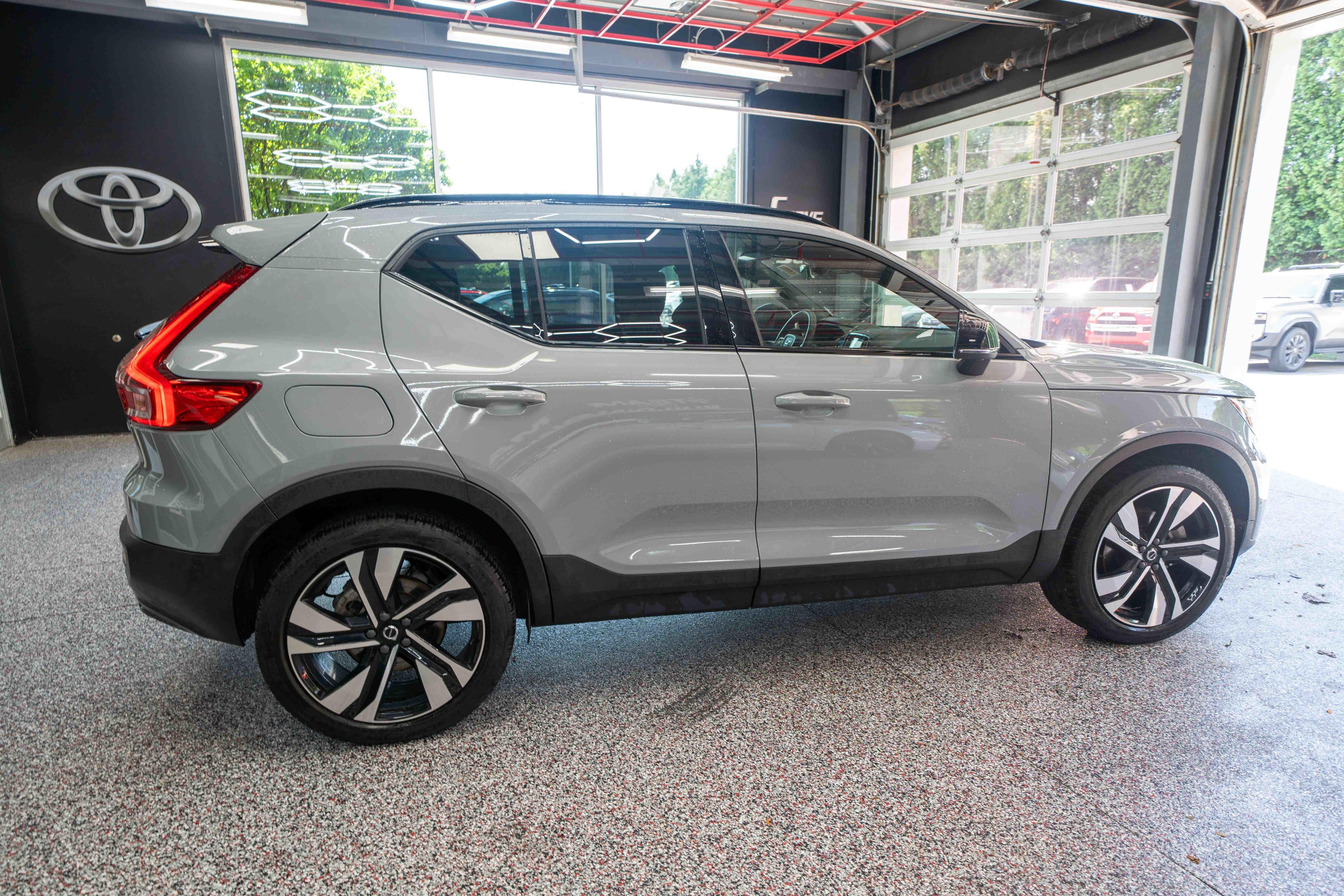 Used 2024 Volvo XC40 B5 Plus w/ Protection Package Premier AWD/4WD image 4