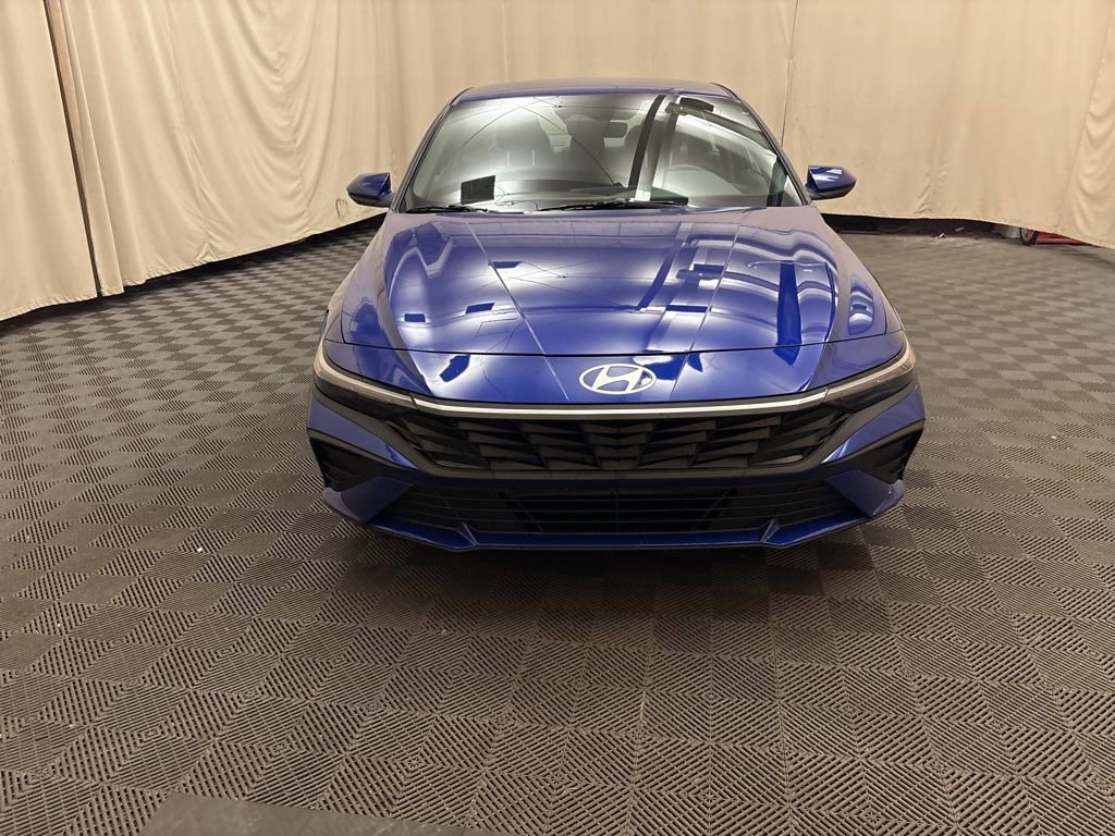 Certified 2025 Hyundai Elantra SE image 2
