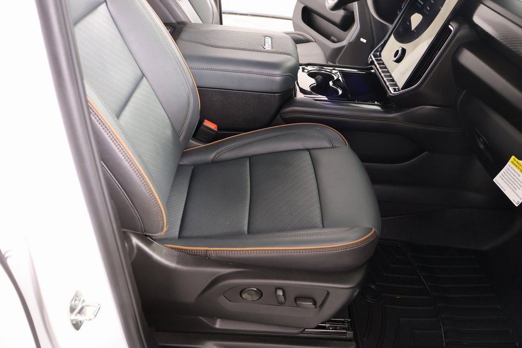 Used 2025 GMC Yukon XL AT4 w/ AT4 Premium Package image 14