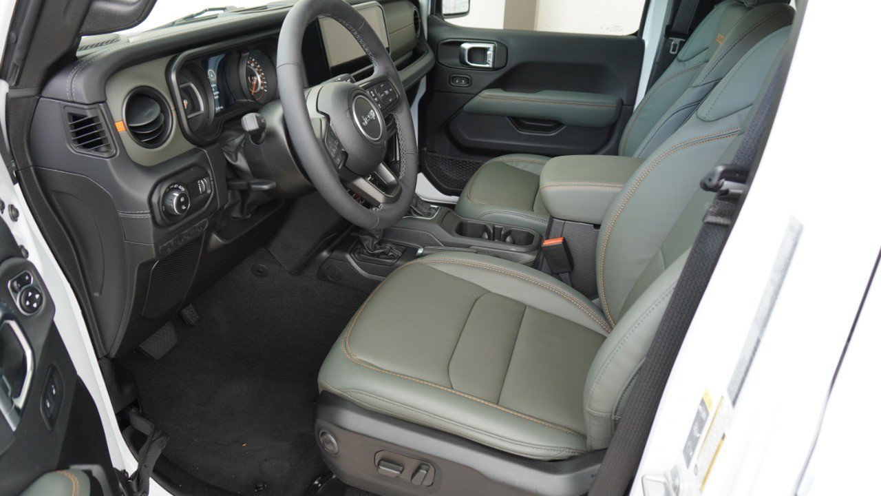 Used 2025 Jeep Gladiator Mojave w/ Convenience Group image 11