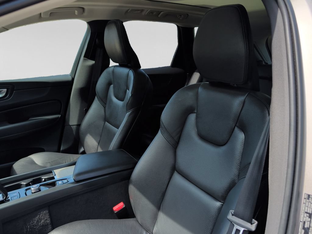 Used 2025 Volvo XC60 B5 Plus AWD/4WD image 17