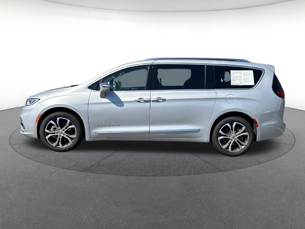 Used 2024 Chrysler Pacifica Pinnacle w/ Trailer Tow Group AWD/4WD image 2