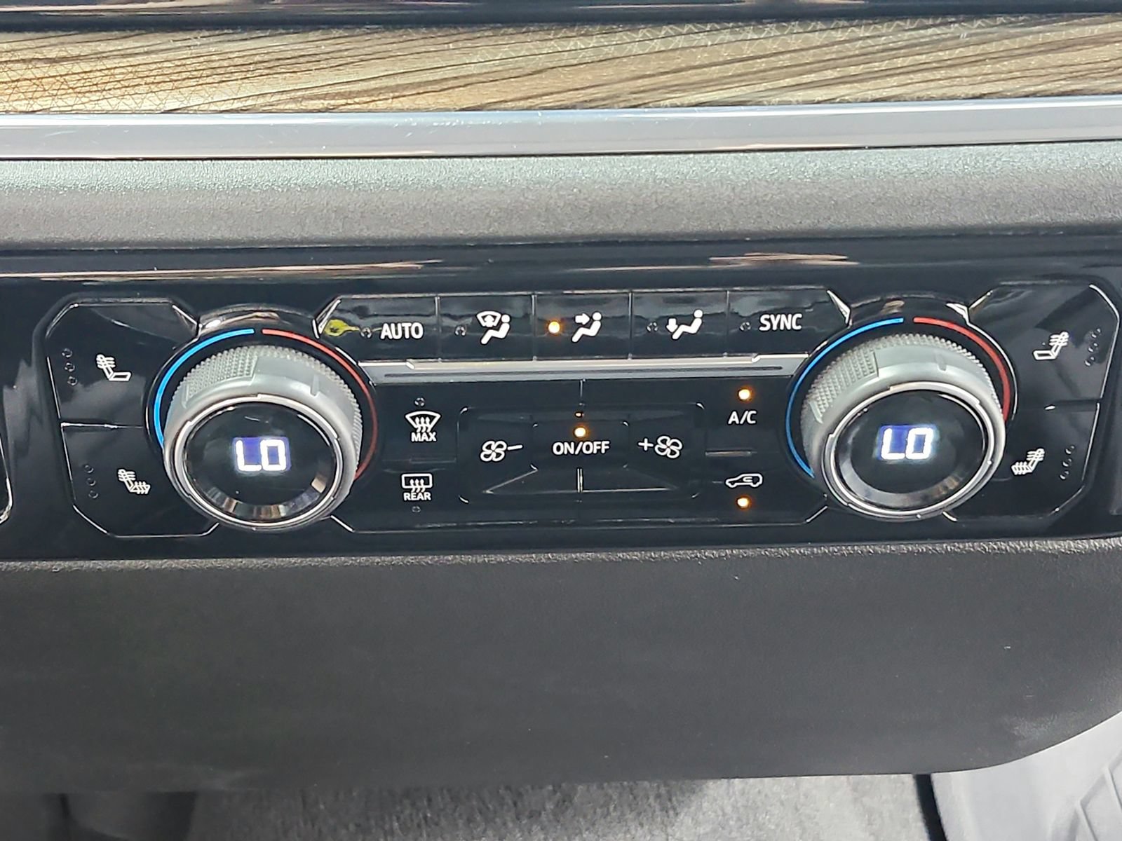 Used 2024 Chevrolet Silverado 2500 LT AWD/4WD image 32