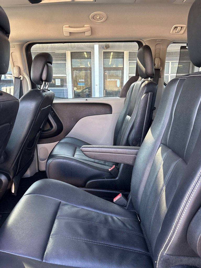 Used 2016 Chrysler Town & Country Touring image 18