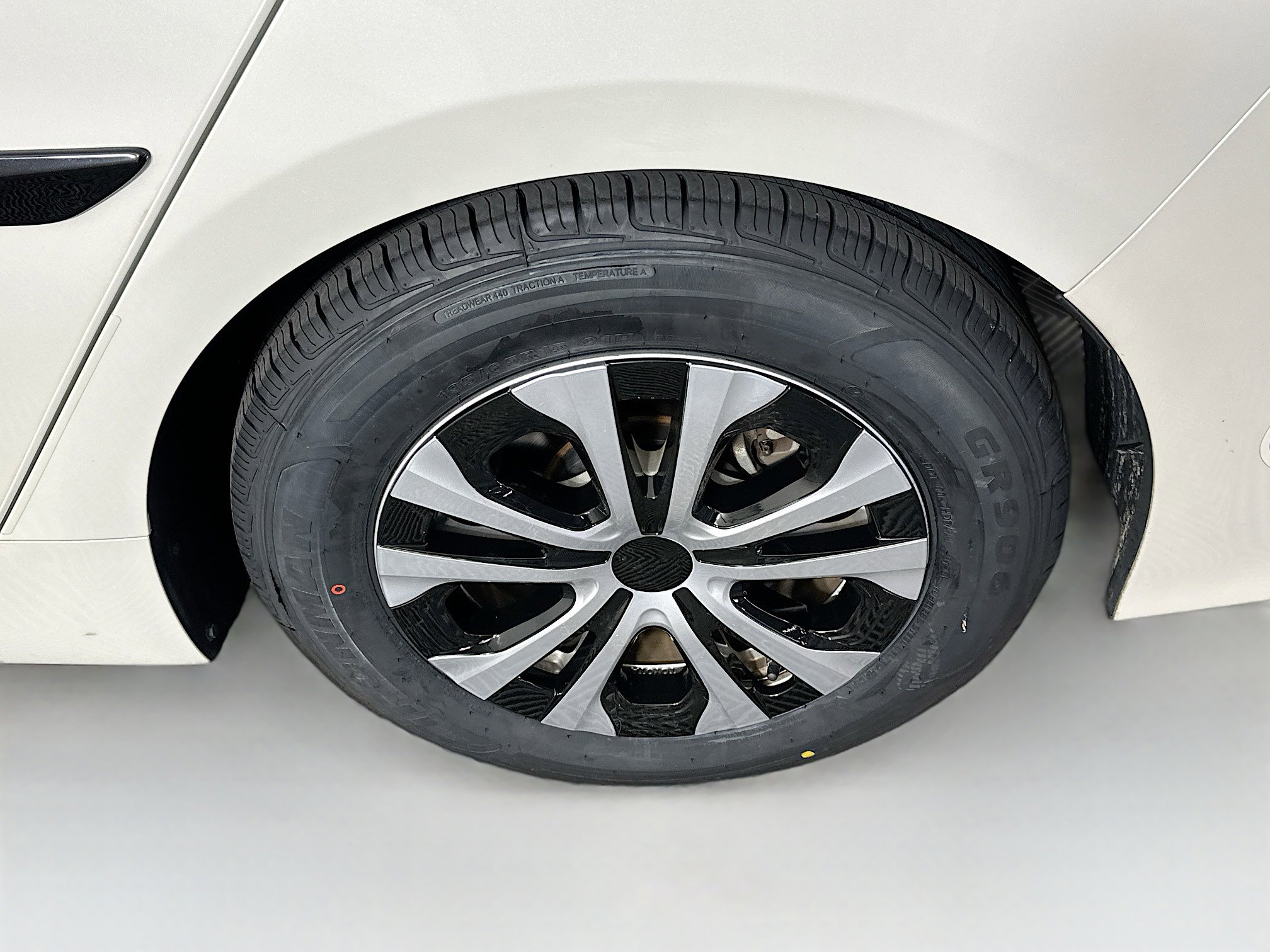 Used 2019 Toyota Prius Prime Premium FWD image 11