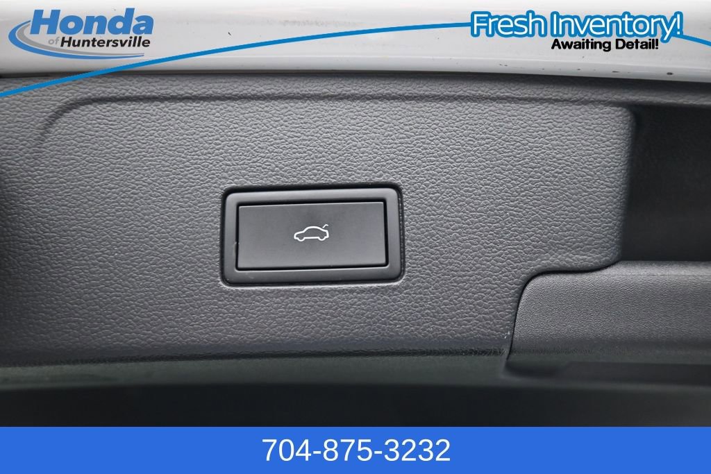 Used 2025 Volkswagen Atlas Cross Sport SE FWD image 11