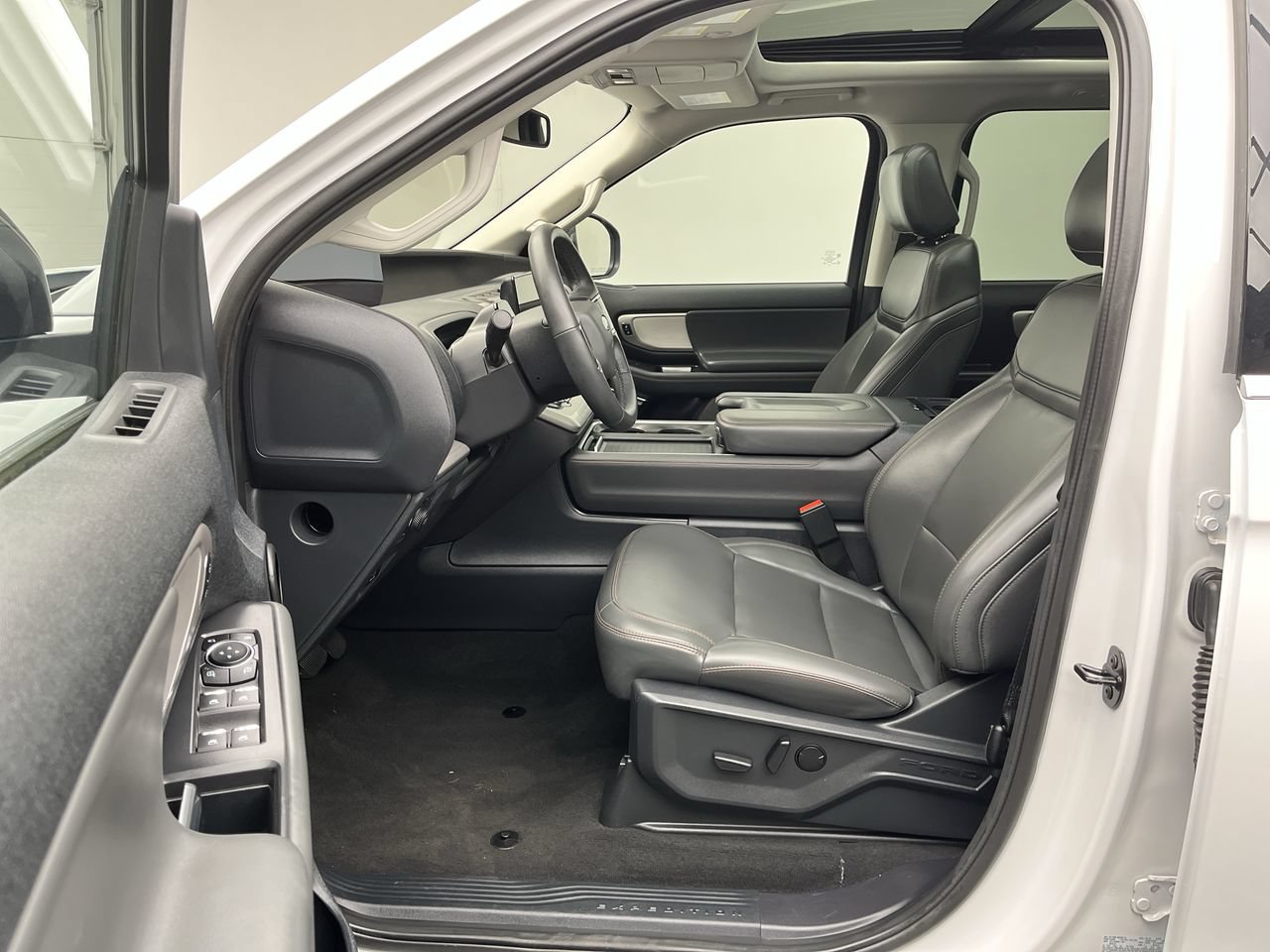 Certified 2025 Ford Expedition Active AWD/4WD image 3