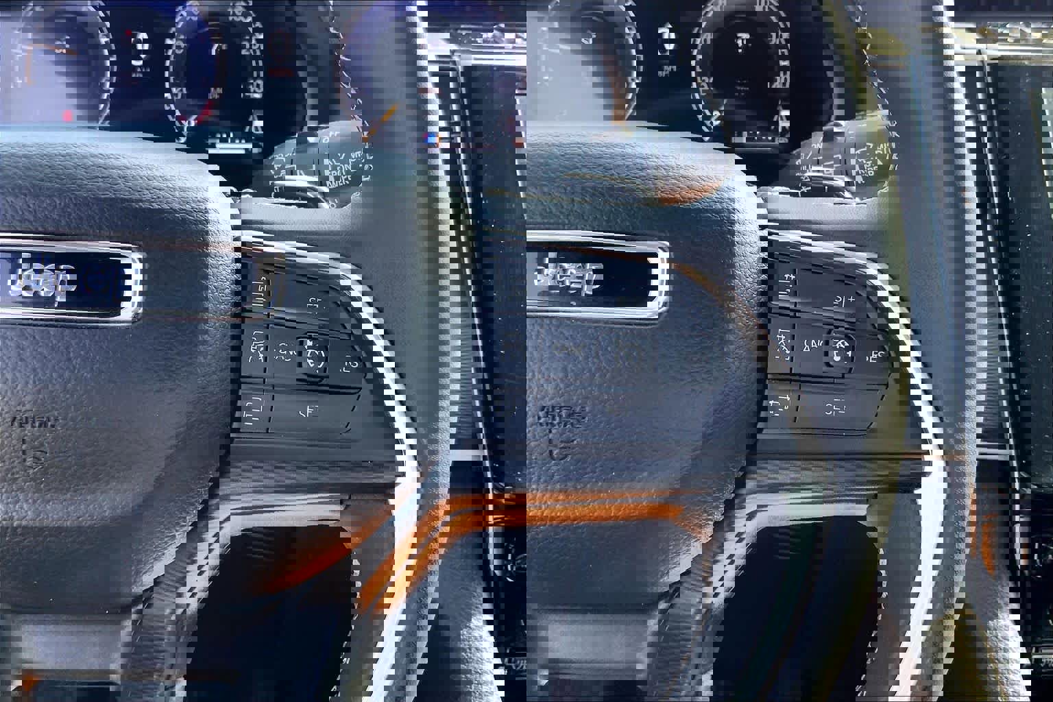 Used 2023 Jeep Grand Cherokee L Laredo image 25