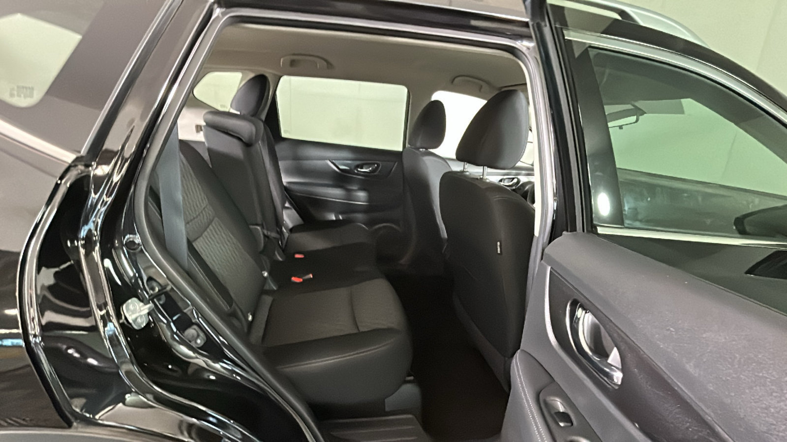 Used 2018 Nissan Rogue SV AWD/4WD image 33
