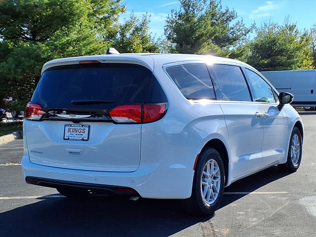 New 2026 Chrysler Voyager LX image 7