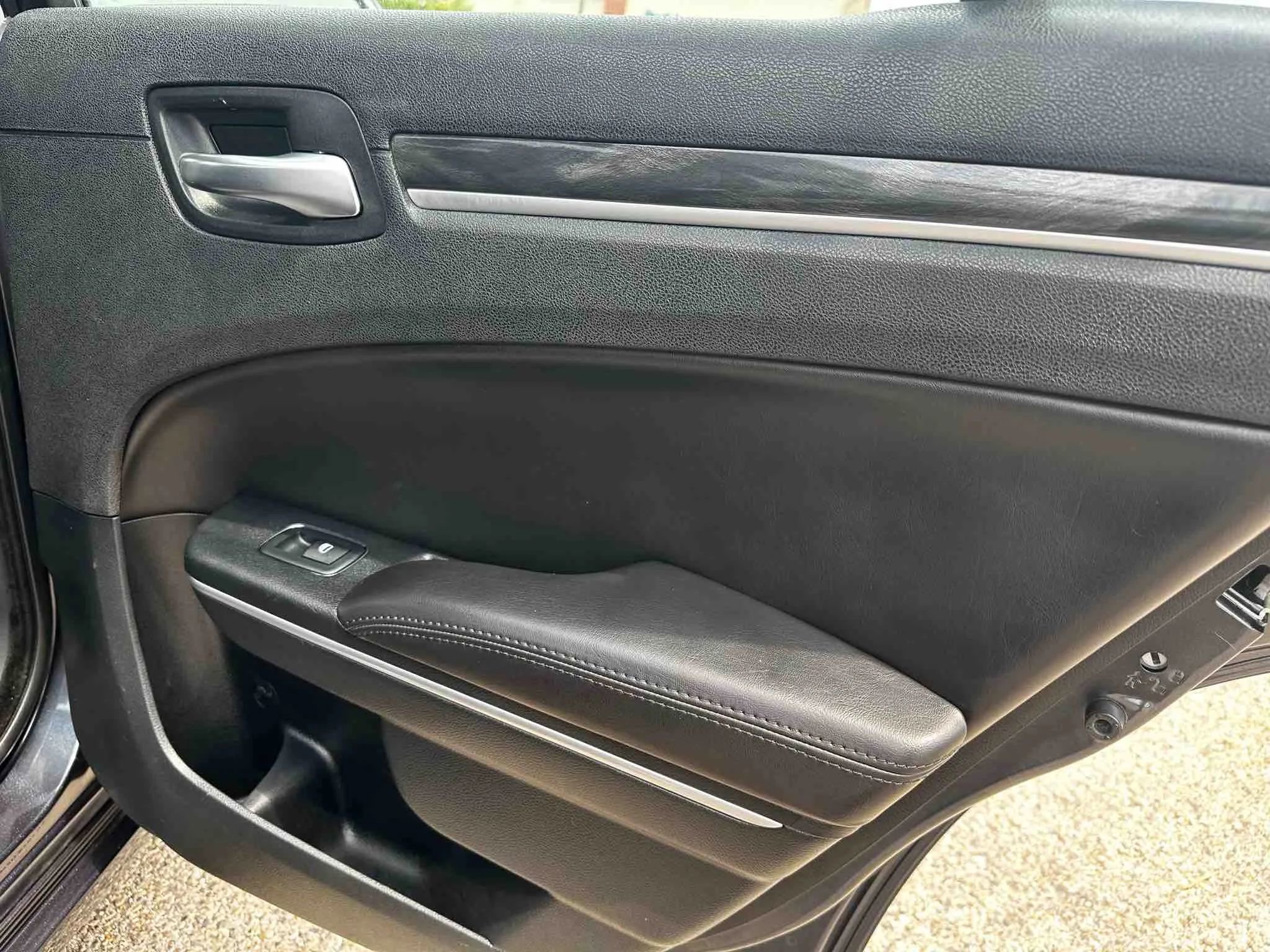 Used 2018 Chrysler 300 Touring w/ Driver Convenience Group image 44