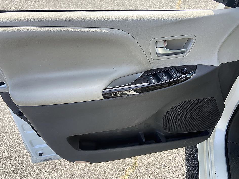 Used 2016 Toyota Sienna XLE FWD image 9