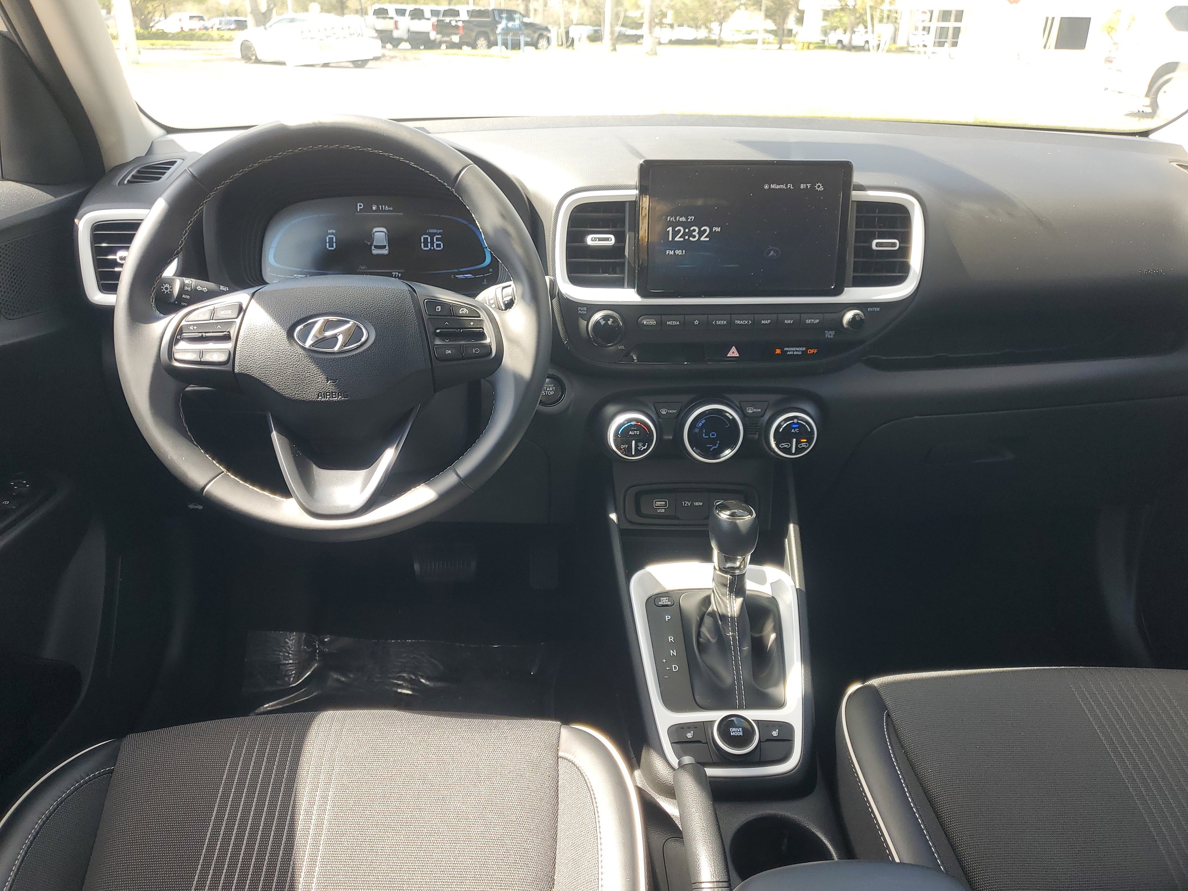 Used 2023 Hyundai Venue Limited image 10