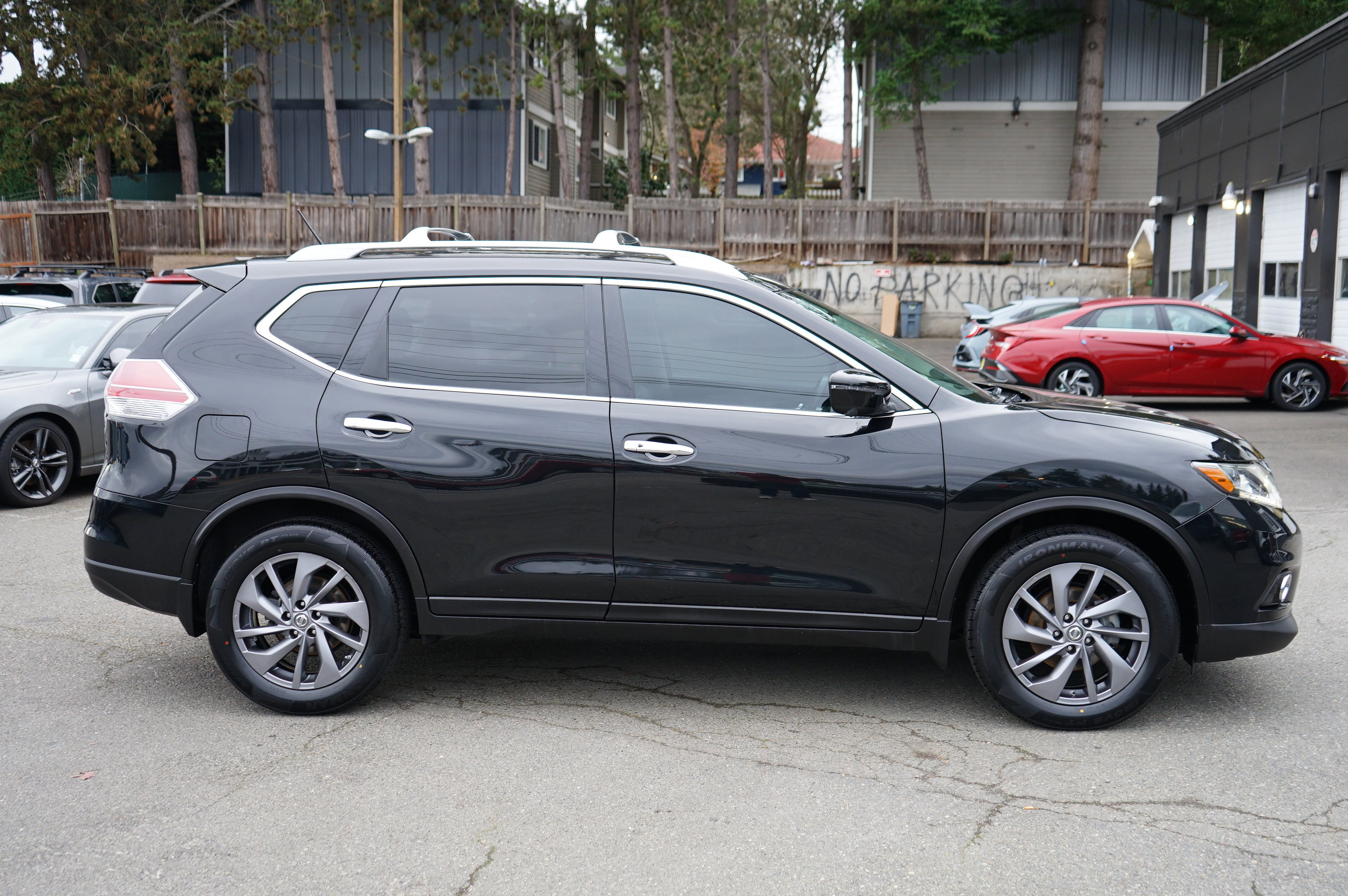 Used 2016 Nissan Rogue SL w/ SL Premium Package image 2