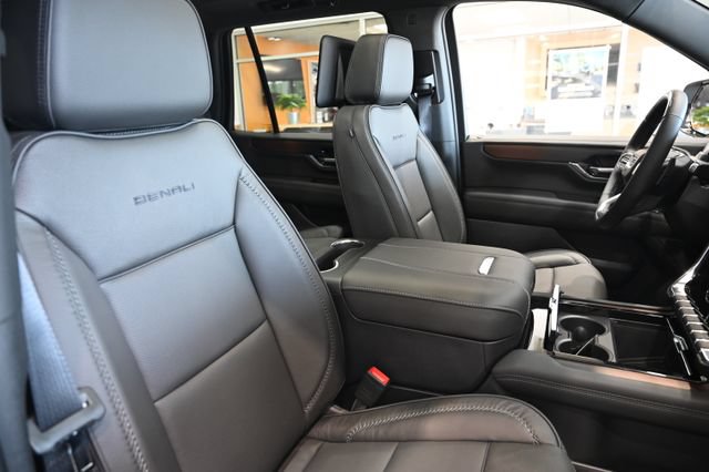 New 2026 GMC Yukon Denali w/ Denali Reserve Package AWD/4WD image 8