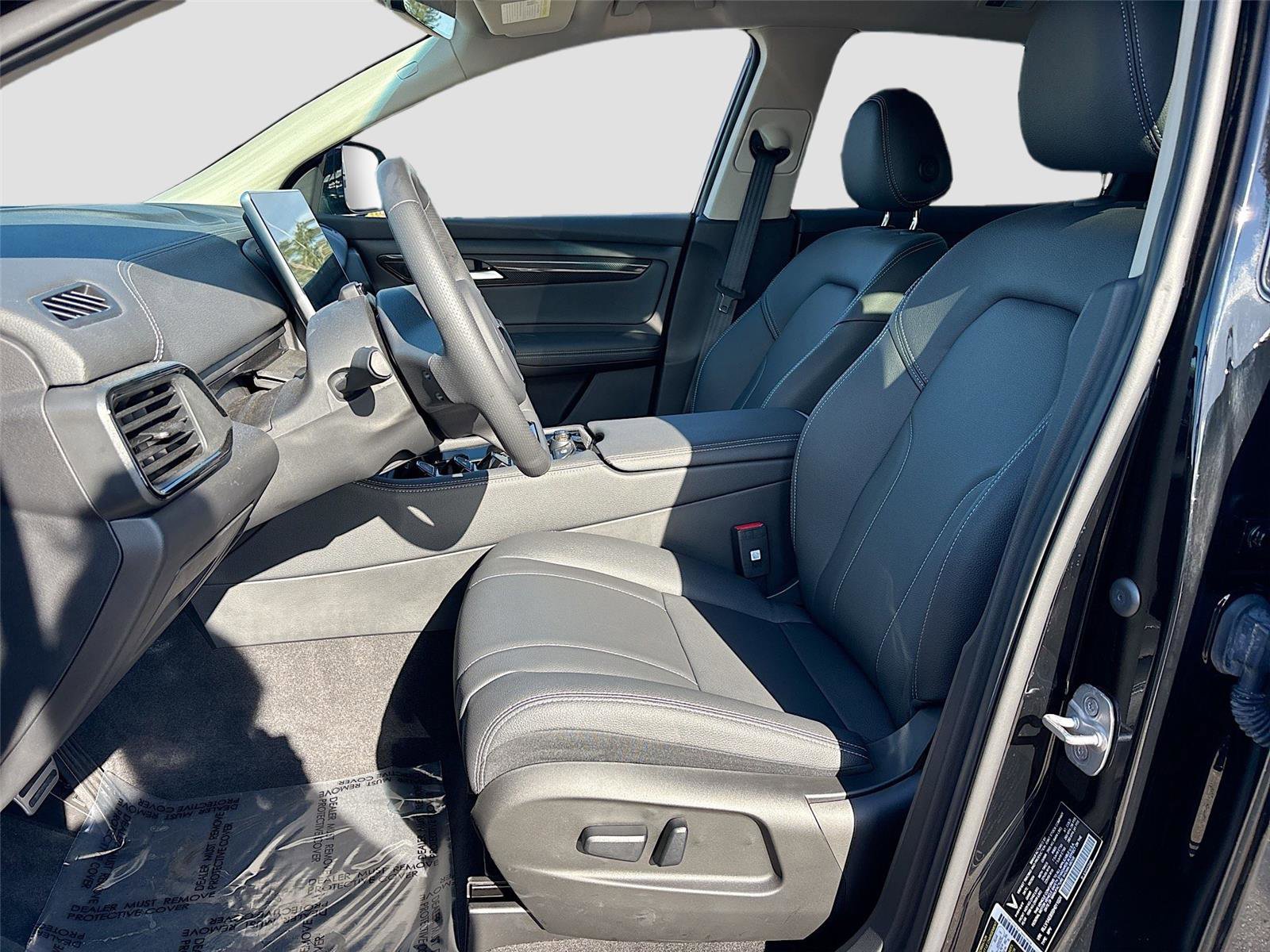 New 2025 VinFast VF 8 Eco image 21