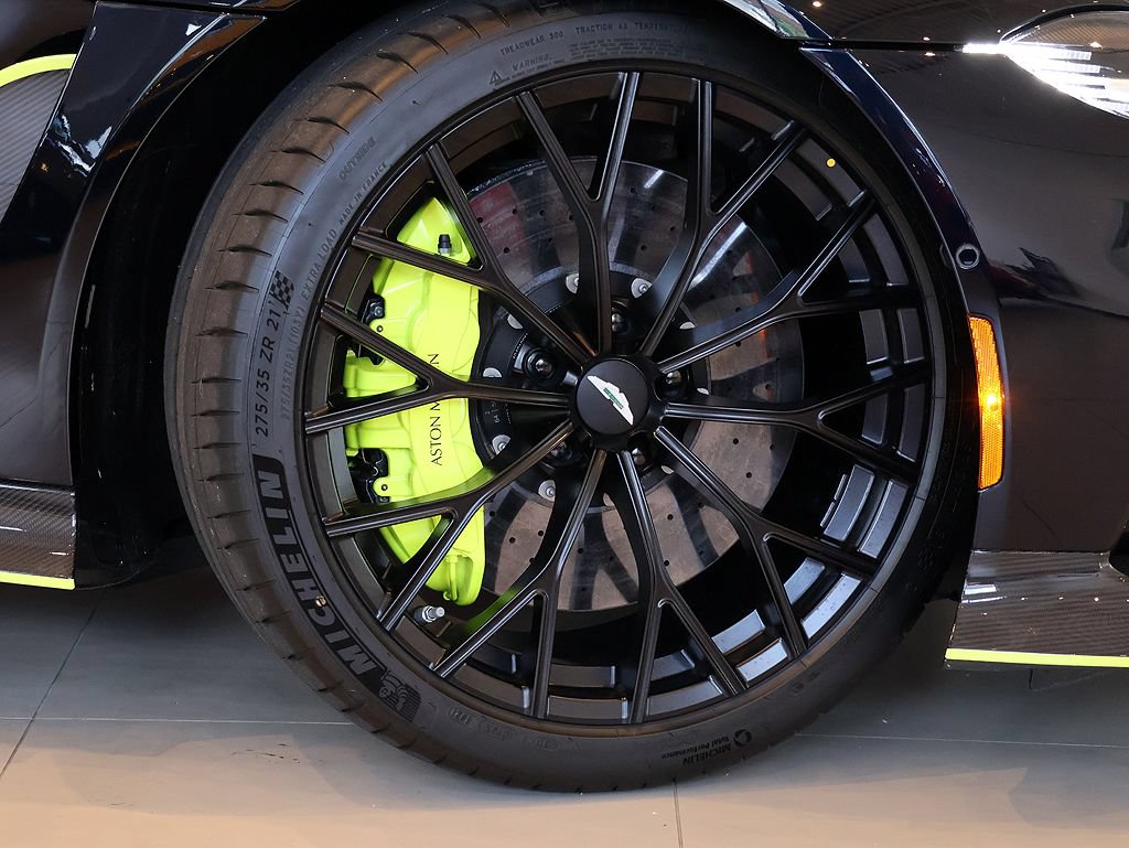 Used 2023 Aston Martin V12 Vantage RWD image 8