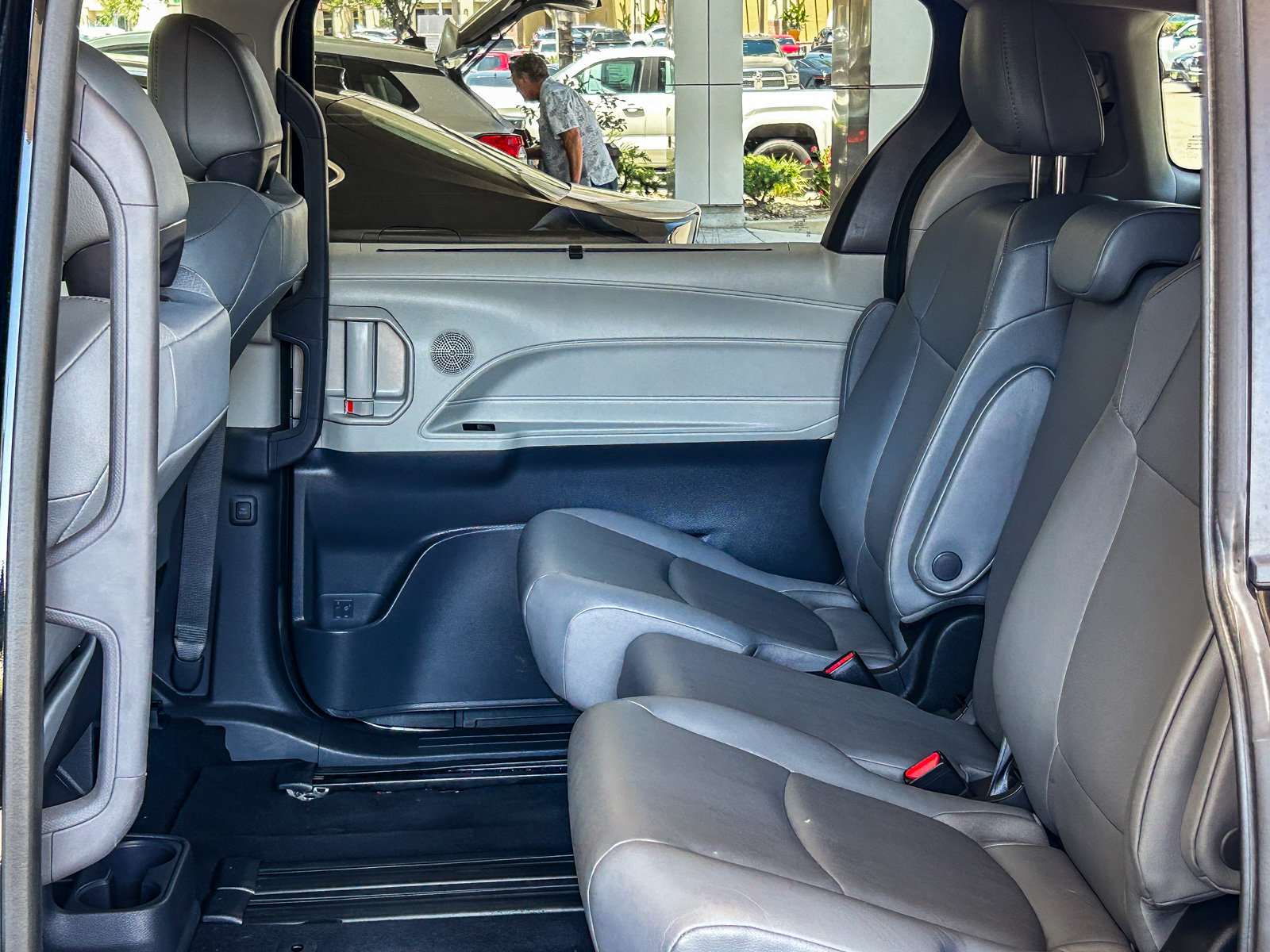 Used 2024 Toyota Sienna XLE FWD image 18